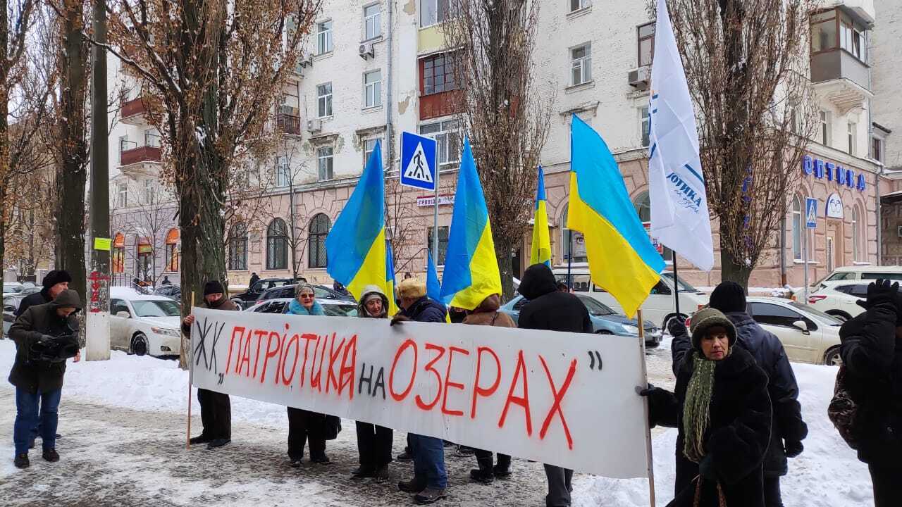 Низку столичних депутатів підозрюють у рейдерстві та корупції – інвестори «Патріотики на озерах» звернулись до НАБУ