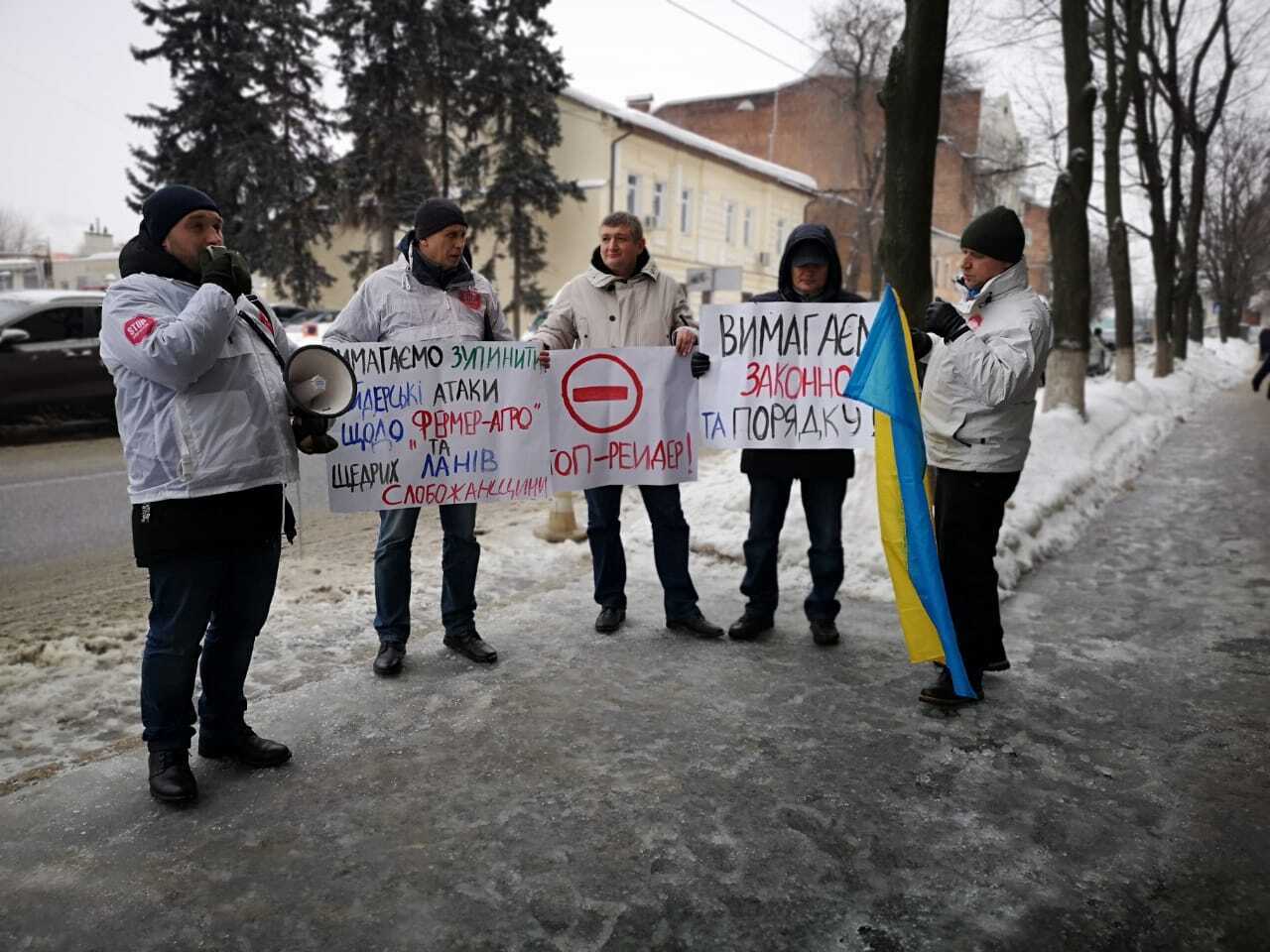 Прокурора – до відповіді: під прокуратурою Харківщини провели пікет через темні справи відомства