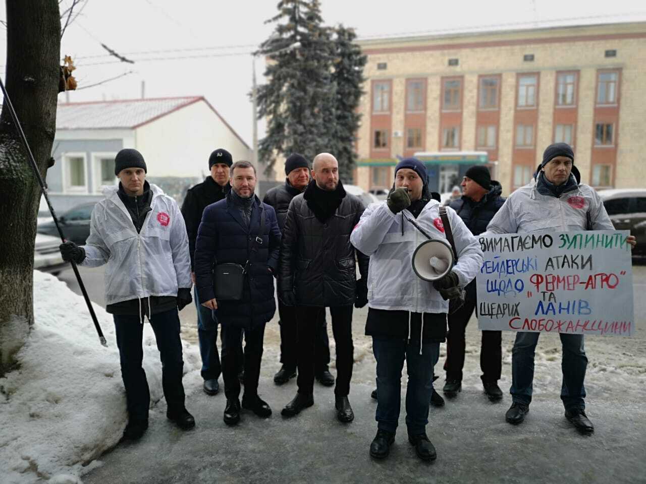 Прокурора – до відповіді: під прокуратурою Харківщини провели пікет через темні справи відомства