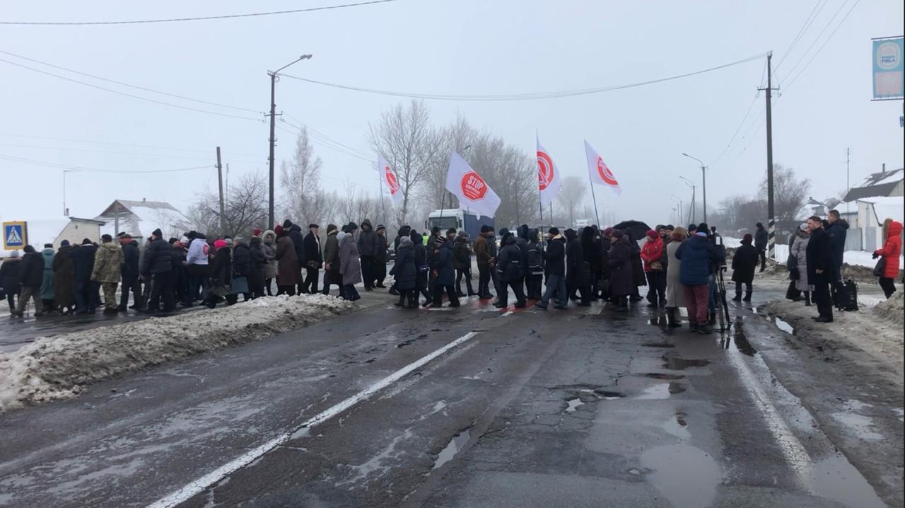 Під Києвом громада перекрила Чернігівську трасу: протестують проти утильзаводу