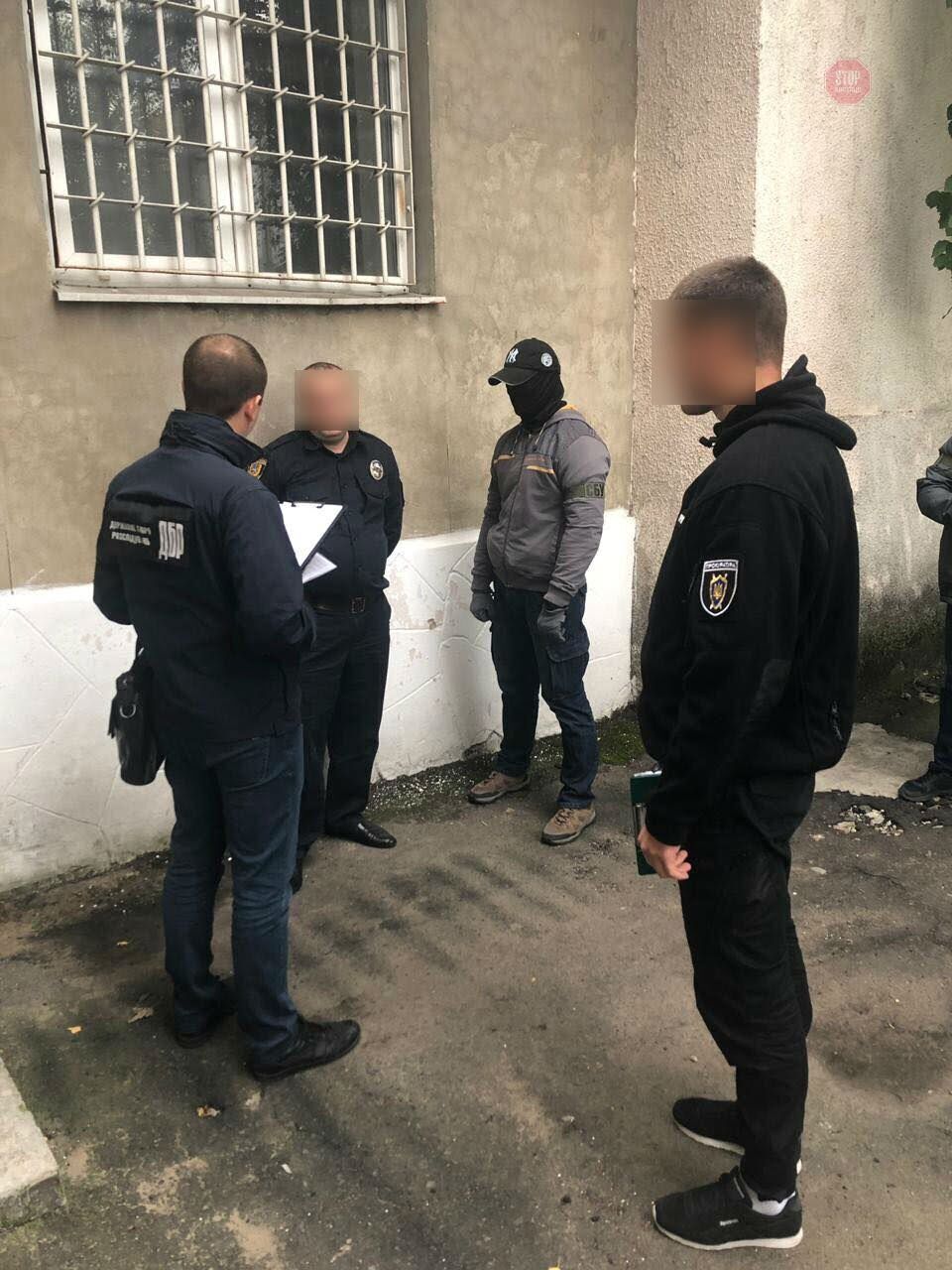 Вимагав хабара від підлеглого: на Одещині викрили керівника відділення поліції (фото)