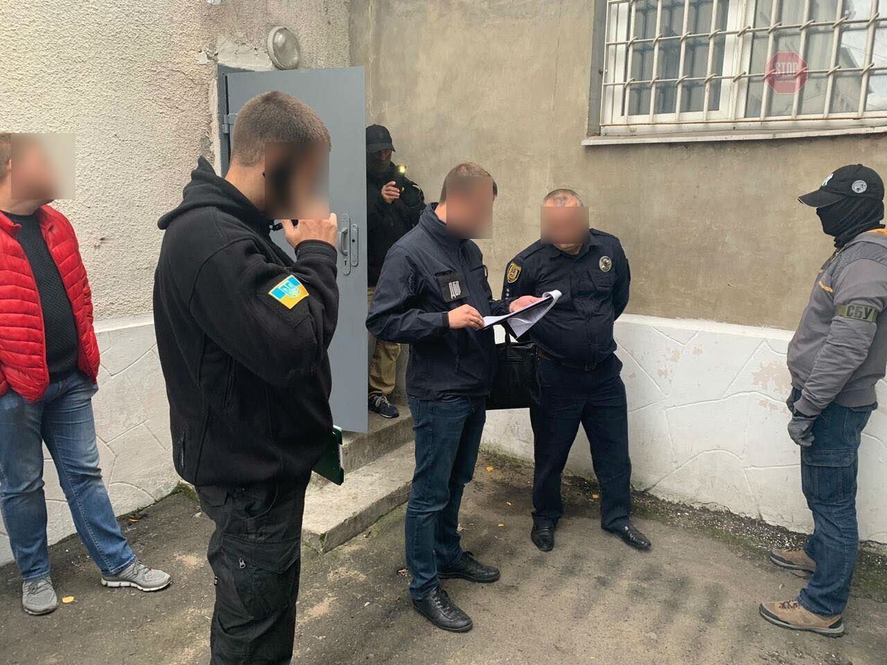 Вимагав хабара від підлеглого: на Одещині викрили керівника відділення поліції (фото)