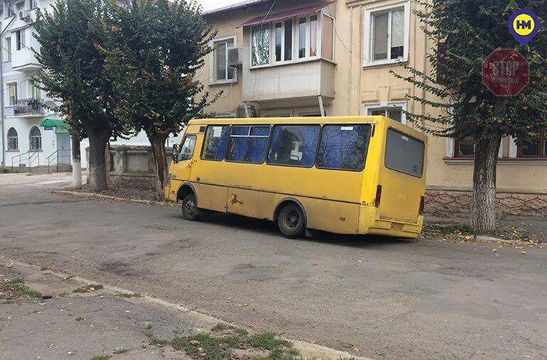 Провалилась під асфальт: на Одещині маршрутка пішла під землю (фото, відео)