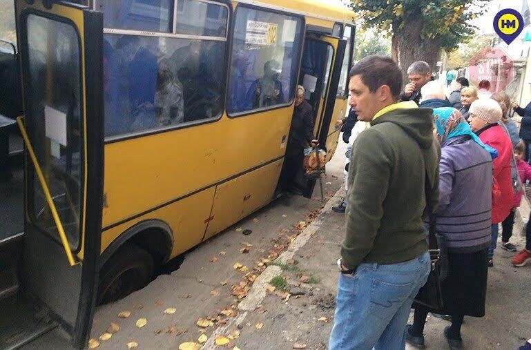 Провалилась під асфальт: на Одещині маршрутка пішла під землю (фото, відео)