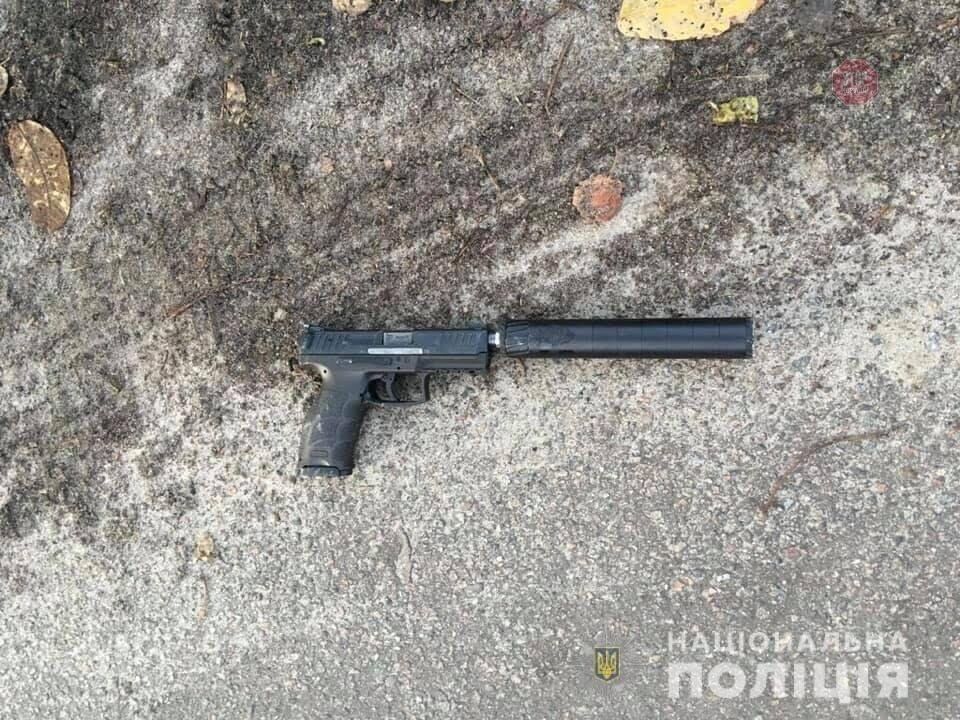 Стріляв із двох пістолетів у правоохоронців: на Київщині ліквідували злочинця (фото)