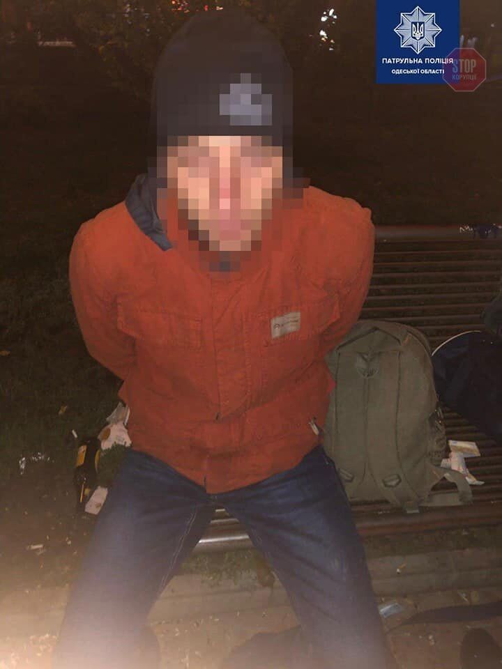 Вдарили по голові пляшкою та пограбували: в Одесі затримали зловмисників (фото)