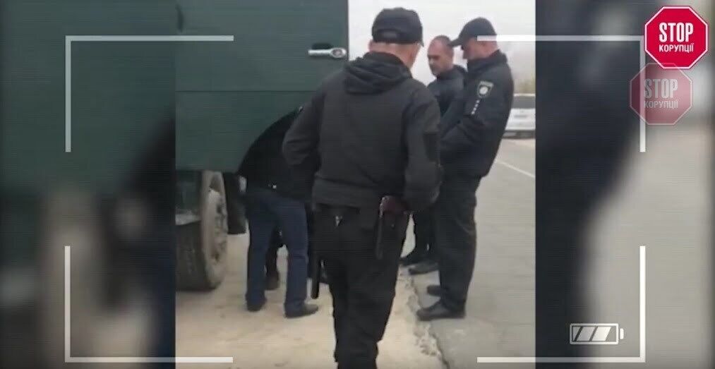 Правоохоронці прибули на авітвках без розпізнавальних знаків та без ухвали суду