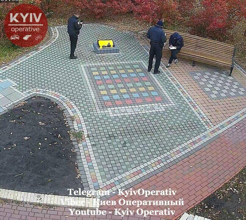 Залили жовтою фарбою: у Києві вандали осквернили пам'ятну дошку воїнам АТО (фото)