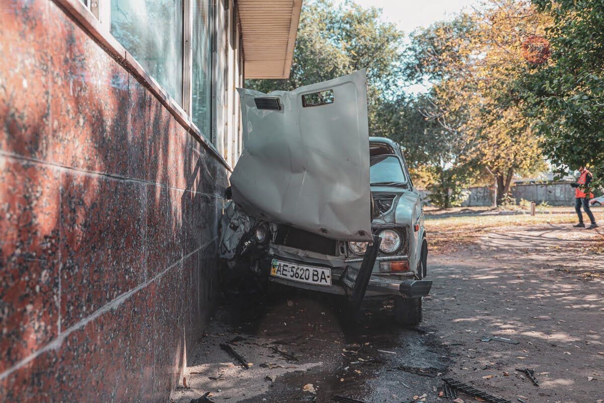 На повному ходу протаранив підземний перехід станції метро: у Дніпрі сталася ДТП (фото)