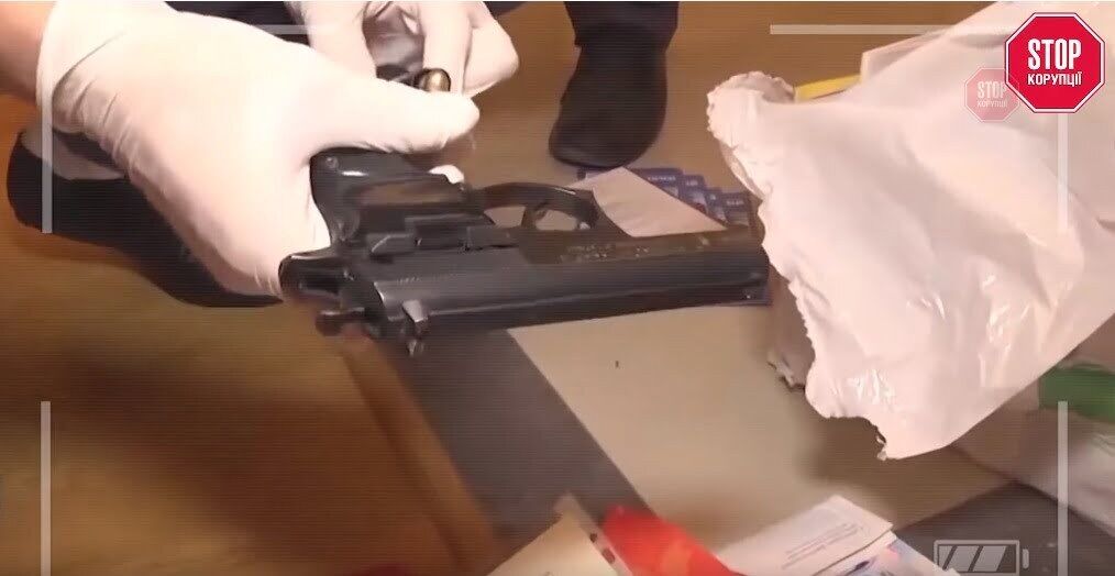 У наркоторговців вилучили зброю та готівку