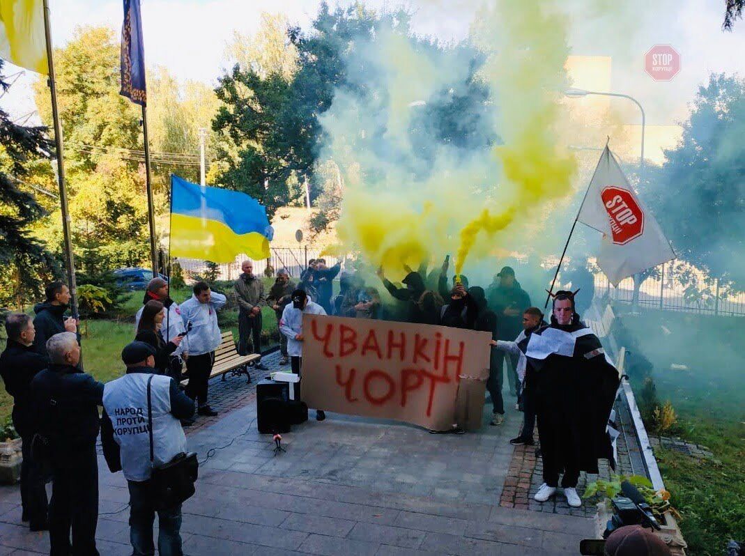 Сьогодні під ВККСУ палили фаєри