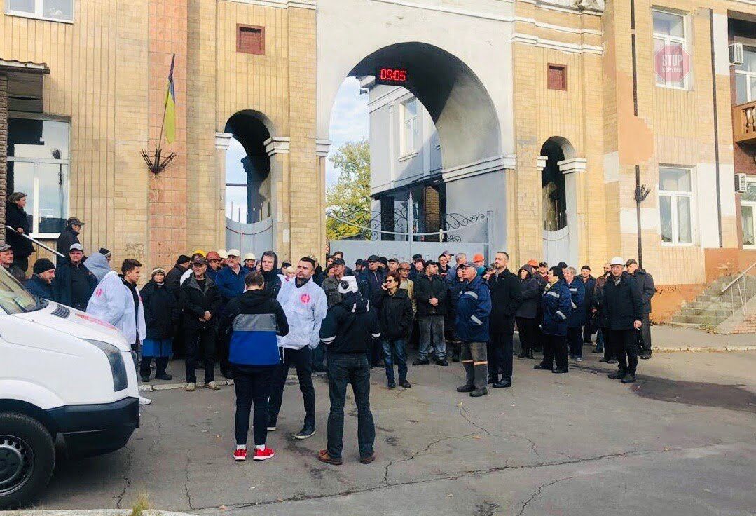 Люди зібрались, щоб почути директора коксохіма Фото: СтопКор