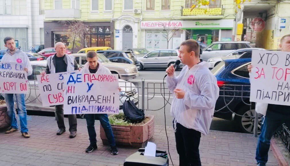  За інформацією протестувальників, Пеньков намагається потрапити на службу в СБУ