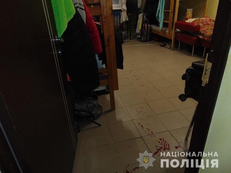 Поставили не так меблі, порізав усіх ножем: у київському хостелі затримали нападника (фото)