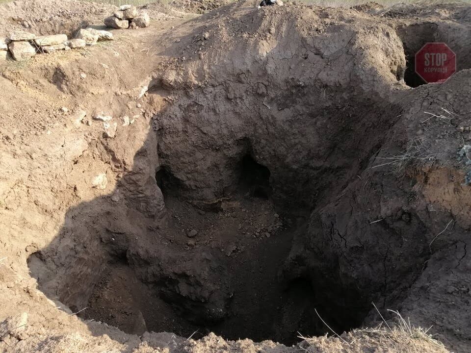 Розграбували курган та винесли скіфську катакомбу: у Запоріжжі діють ''чорні археологи'' (фото)