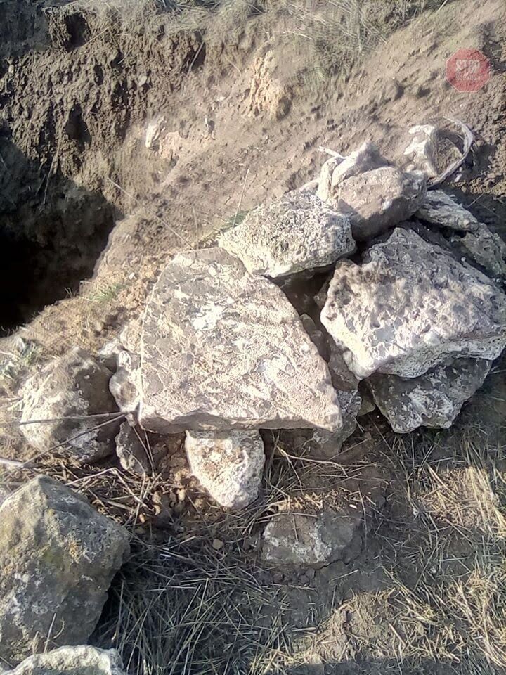 Розграбували курган та винесли скіфську катакомбу: у Запоріжжі діють ''чорні археологи'' (фото)