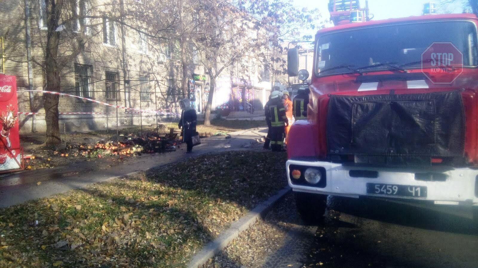 У Запоріжжі чоловік згорів у торговельному наметі (фото)