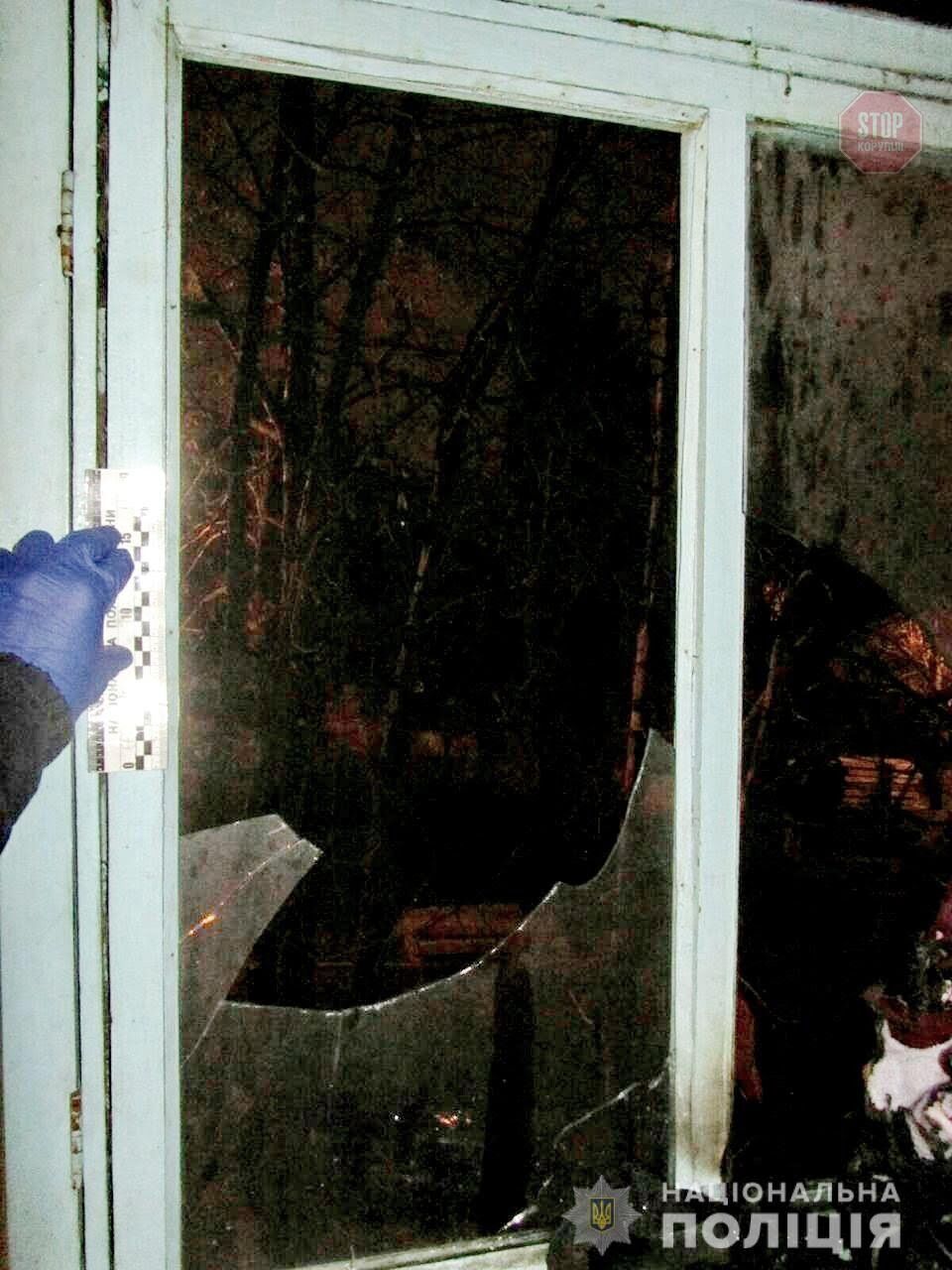 Кинули на балкон квартири пляшку із запальною рідиною, є постраждалий: у Харкові шукають винних (фото)