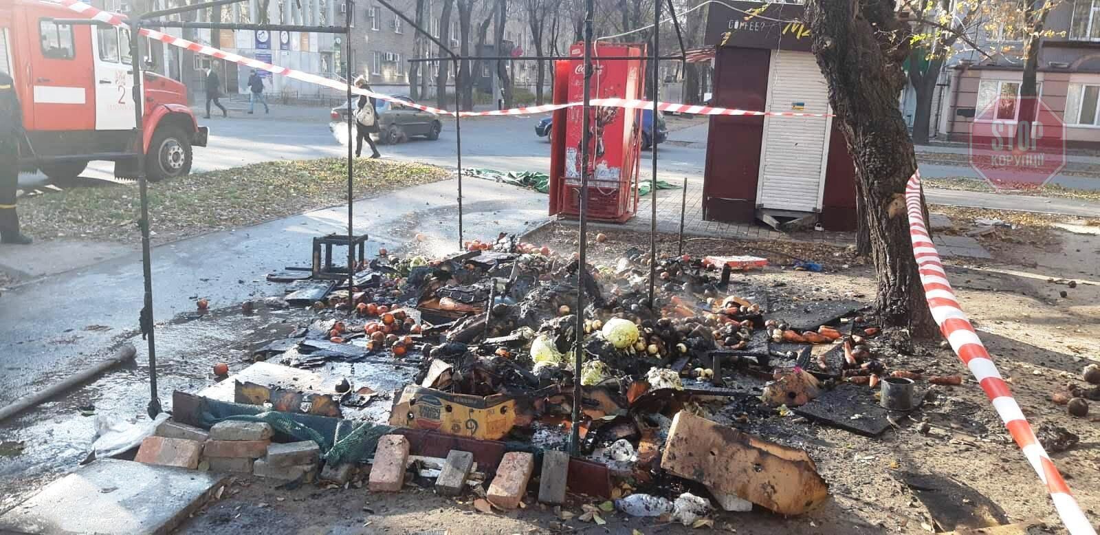 У Запоріжжі чоловік згорів у торговельному наметі (фото)