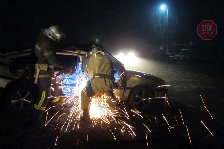 На Дніпропетровщині рятувальники вирізали з авто тіло загиблої у ДТП (фото)