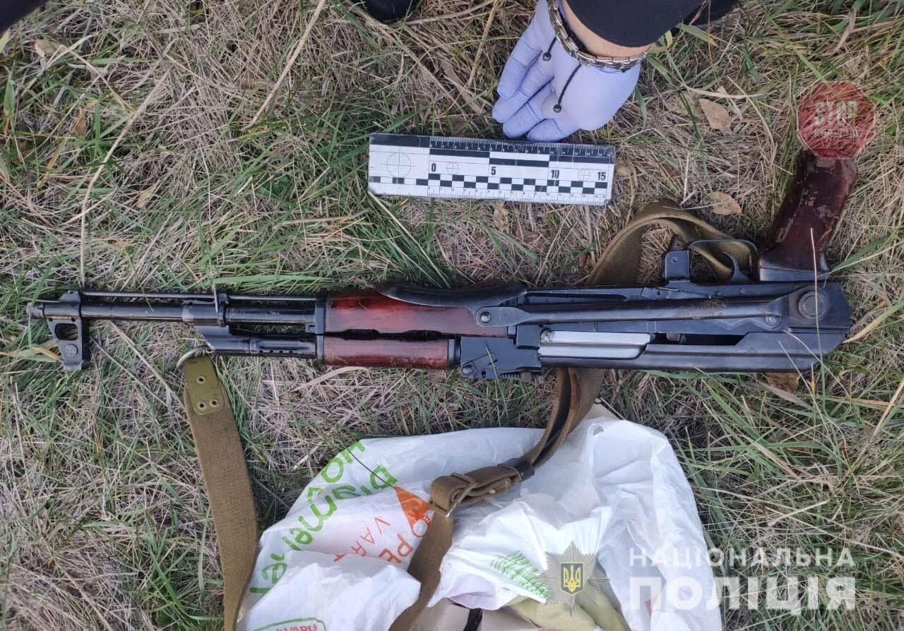 На Дніпропетровщині правоохоронці перевіряли лісоруба та знайшли автомат з набоями (фото)