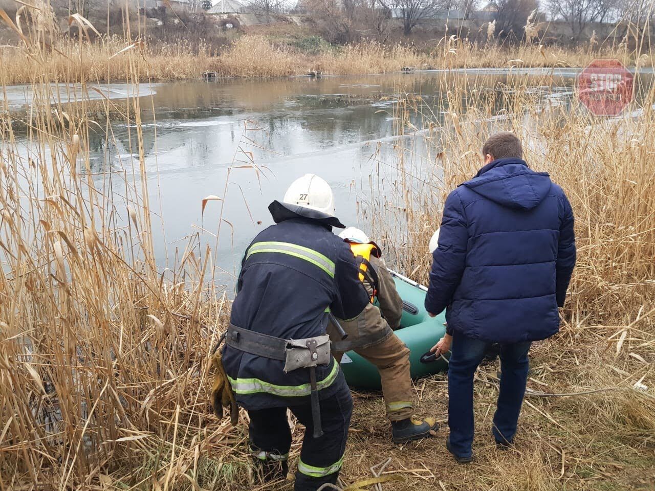 На Дніпропетровщині чоловік не дивлячись на теплу погоду пішов рибалити та провалився під лід (фото, відео)