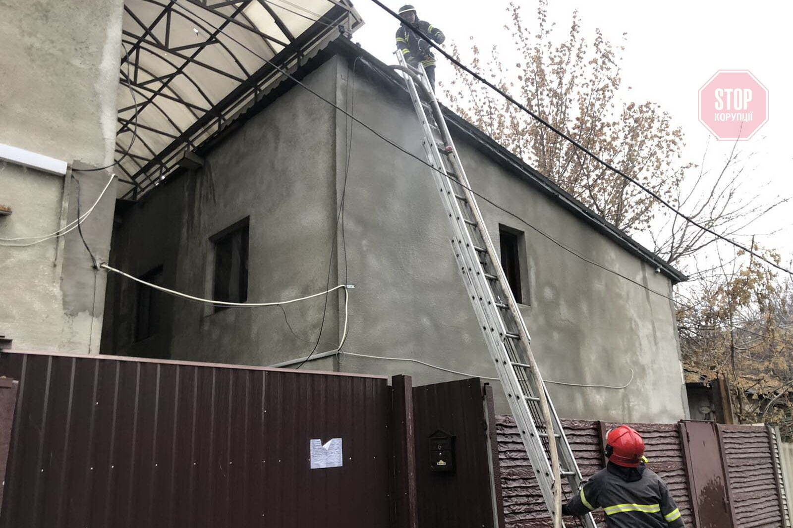 У Харкові поліцейські винесли з палаючого будинку пенсіонера та жінку з малою дитиною (фото)