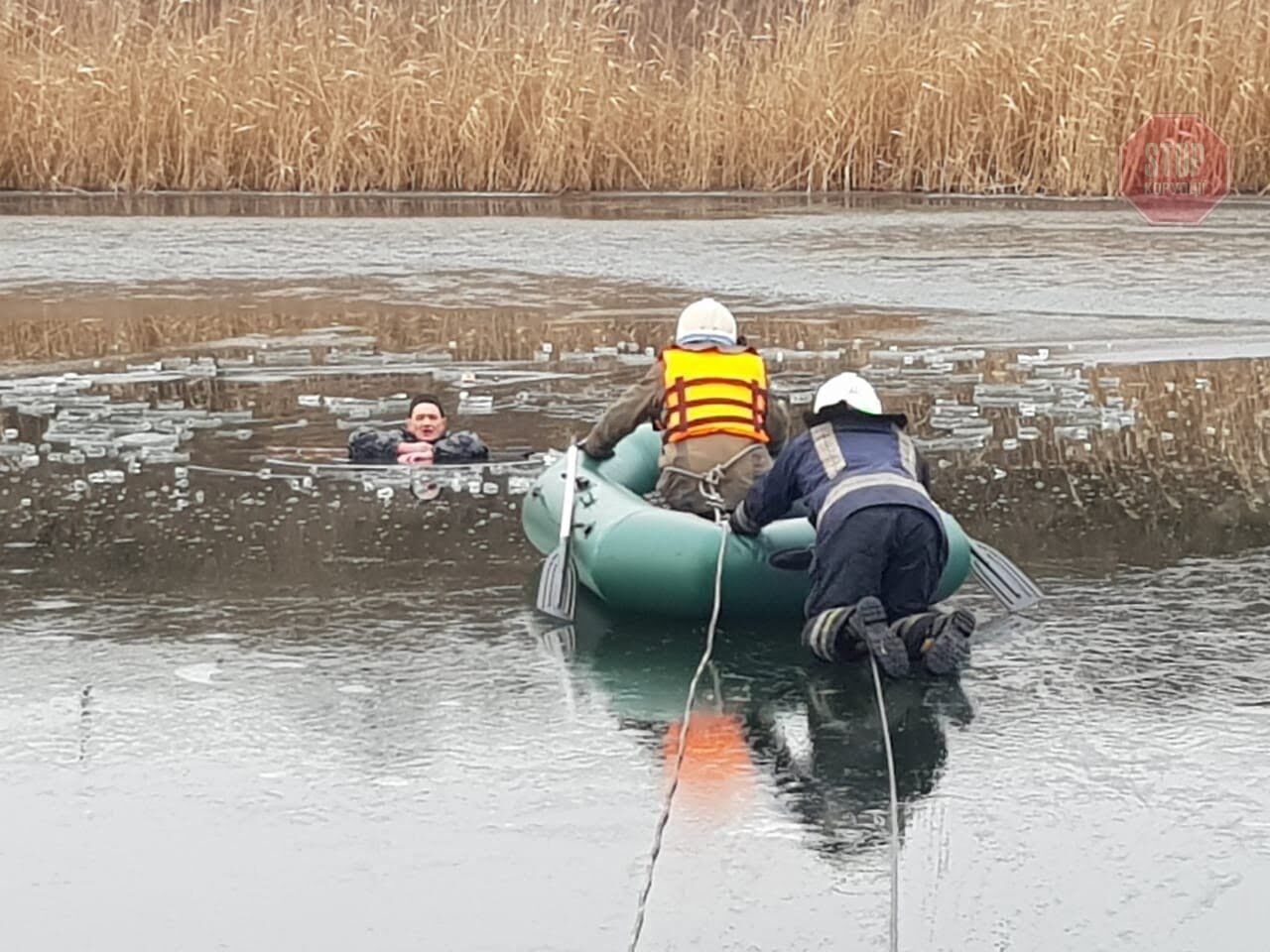 На Дніпропетровщині чоловік не дивлячись на теплу погоду пішов рибалити та провалився під лід (фото, відео)
