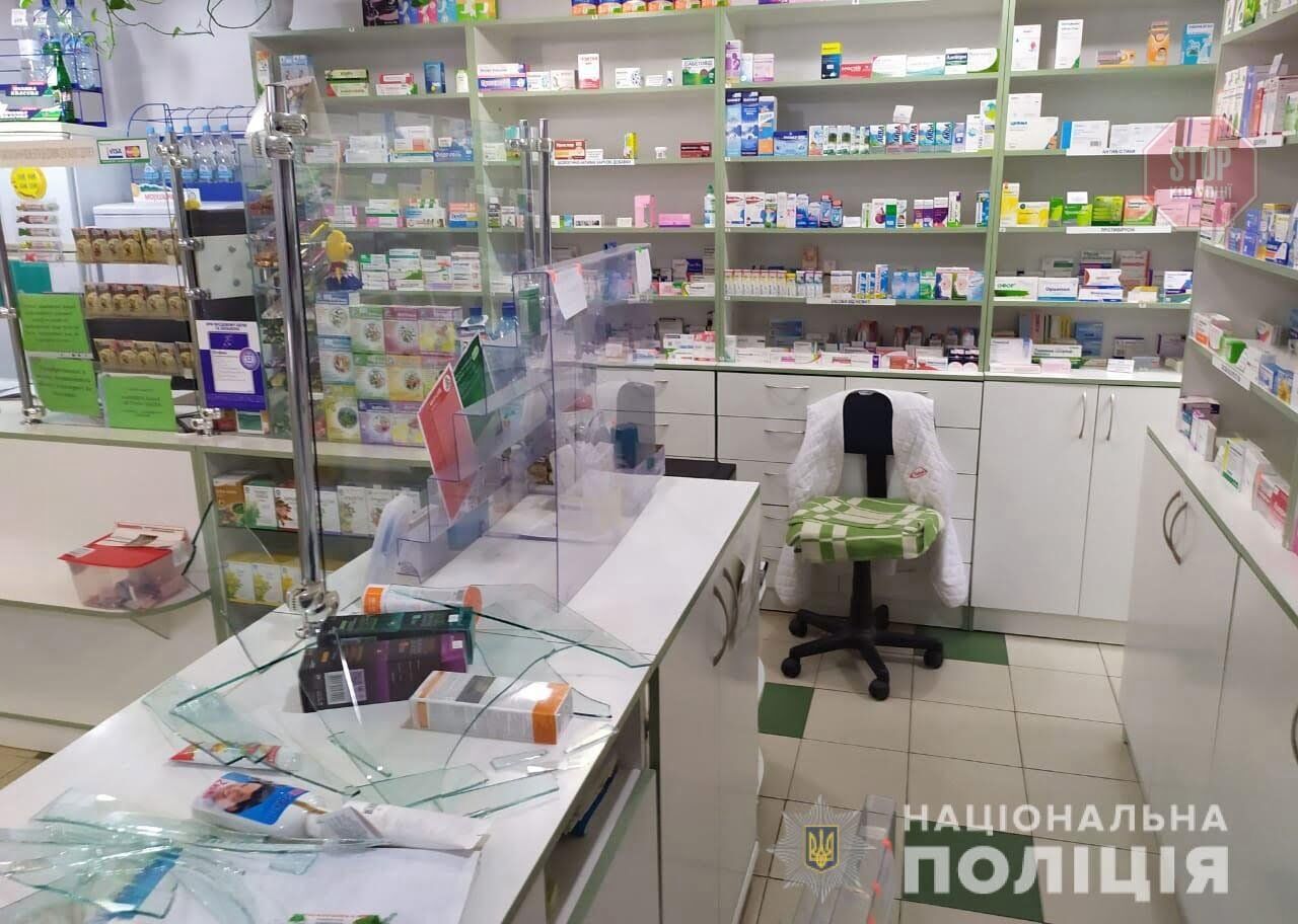 Зайшов з ножем до аптеки та забрав гроші: на Дніпропетровщині правоохоронці затримали зловмисника (фото)