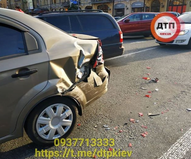 Під час поліцейської погоні в Києві п'яний водій розбив більше десяти автівок (фото)