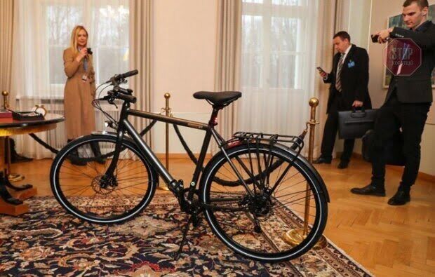 Жарт року: президент Естонії подарувала Володимиру Зеленському велосипед (фото)
