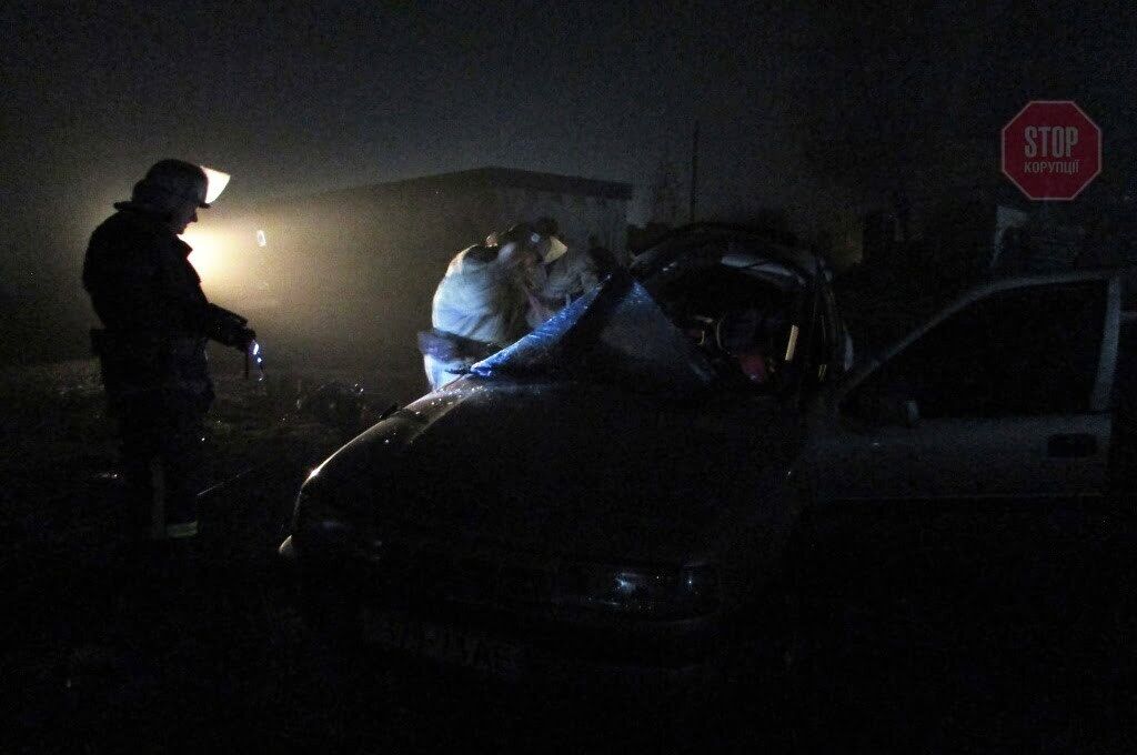 На Дніпропетровщині рятувальники вирізали з авто тіло загиблої у ДТП (фото)