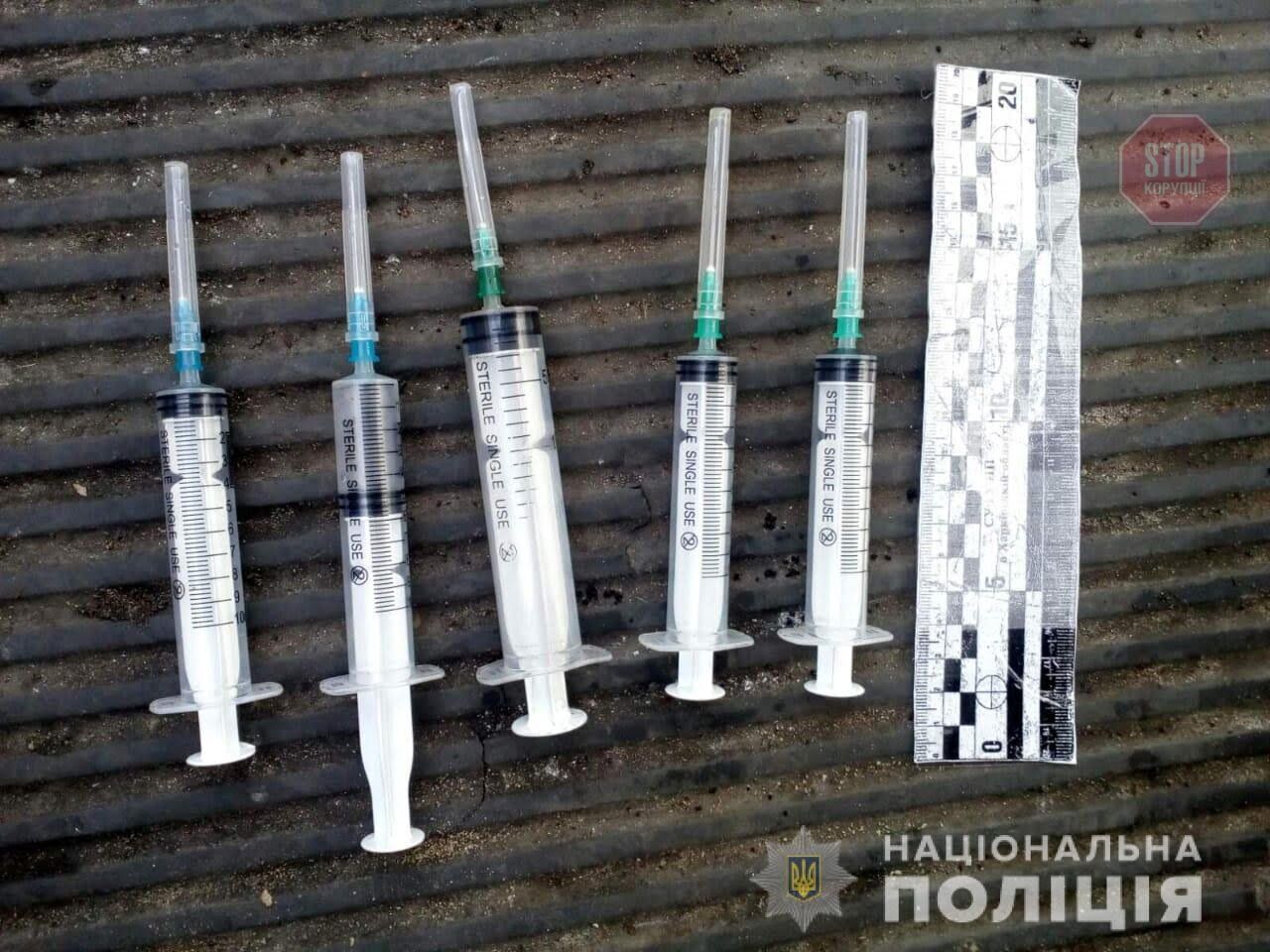 Варив вдома наркотики: на Харківщині затримали наркодилера (фото)