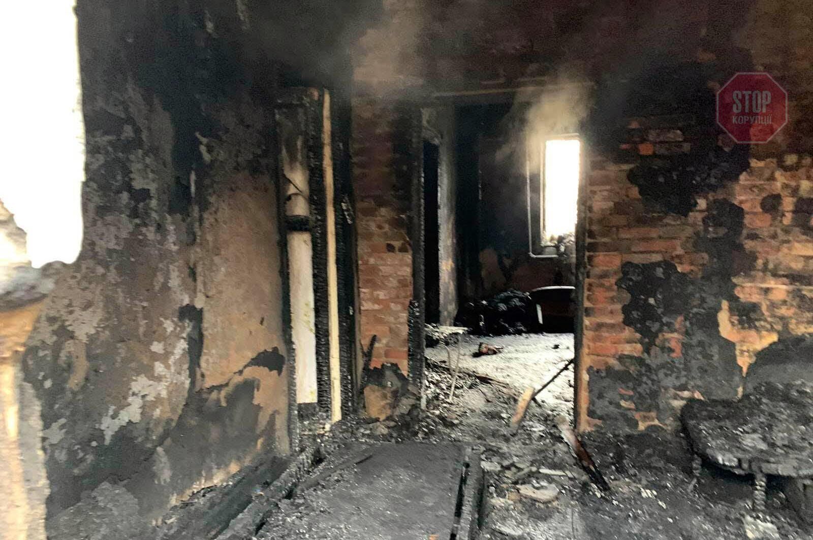 Зайнявся будинок, постраждала дворічна дитина: на Дніпропетровщині ліквідували пожежу (фото)