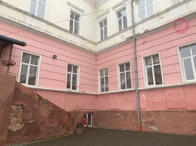 У Чернівцях чоловік скоїв суїцид в школі (фото)