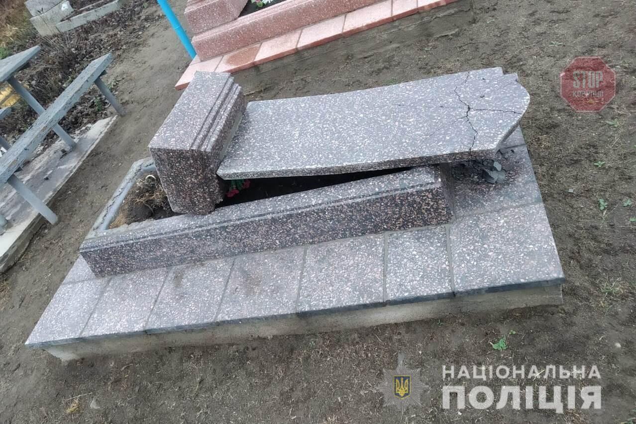 На Вінниччині 15-річний підліток пошкодив 15 нагробків (фото)