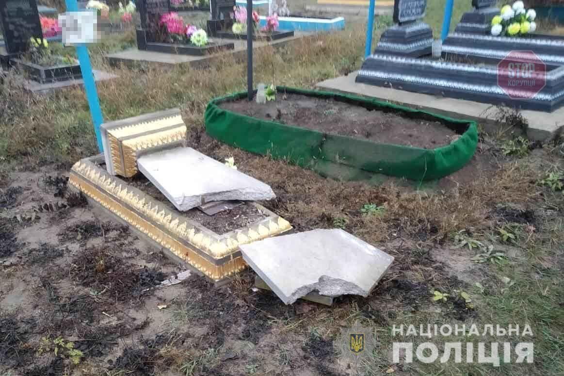 На Вінниччині 15-річний підліток пошкодив 15 нагробків (фото)