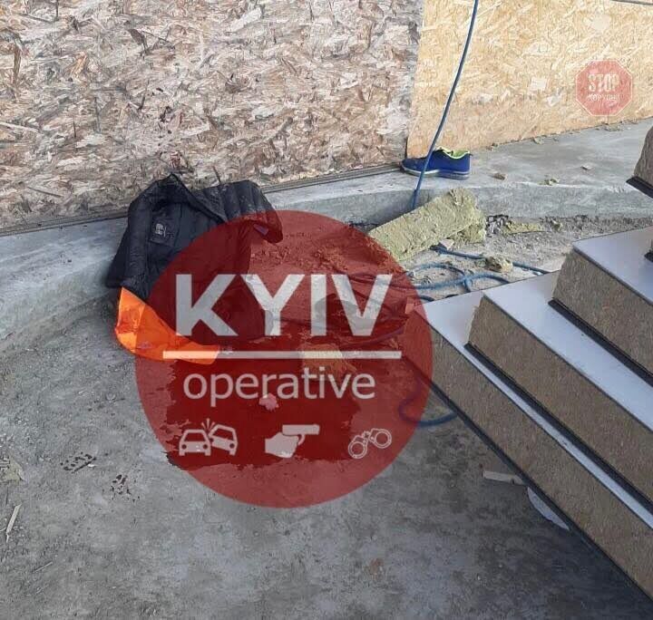 Впав з висоти: в Києві на будмайданчику важко постраждав робітник (фото 18+)