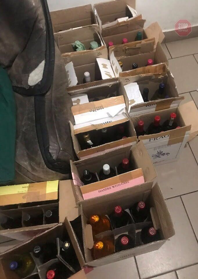 346 пляшок італійського вина і мішок шоколаду: на Львівщині чоловік намагався обійти митницю (фото)