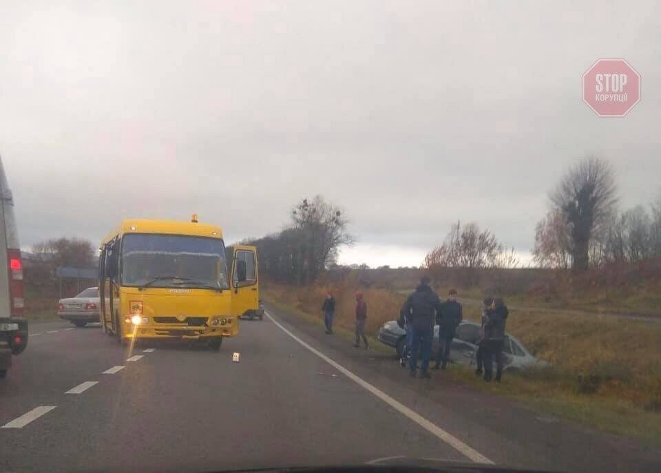 На Львівщині сталося ДТП за участі шкільного автобусу (фото)