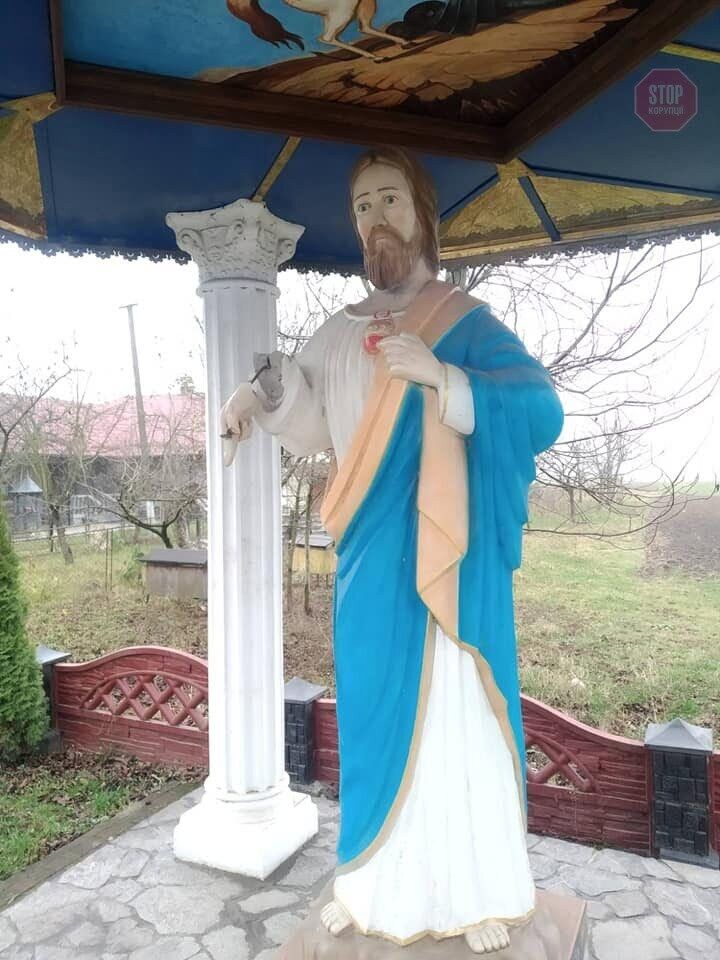На Івано-Франківщині невідомі пошкодили статую Ісуса Христа (фото)