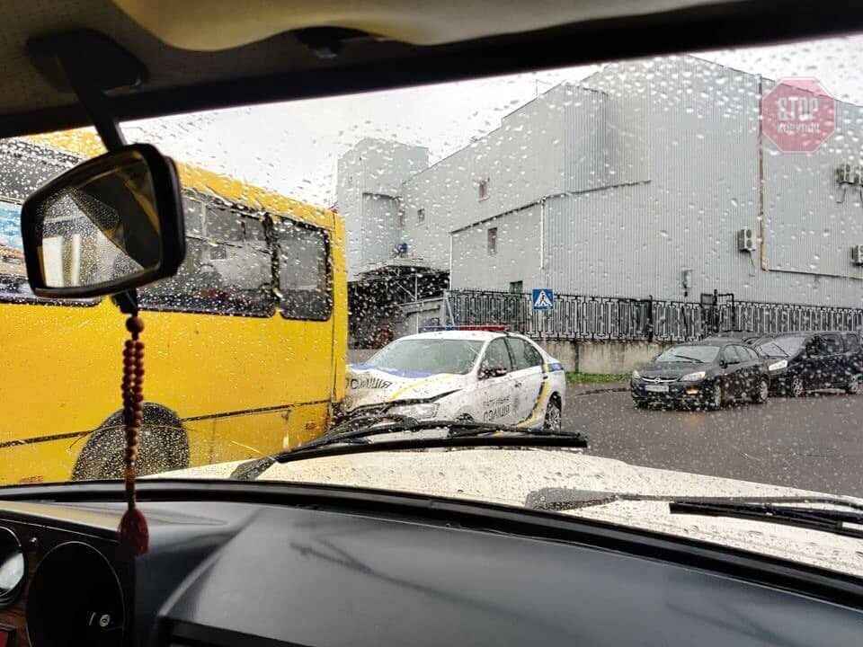 Поліцейська автівка протаранила маршрутку: у Львові сталася ДТП (фото)