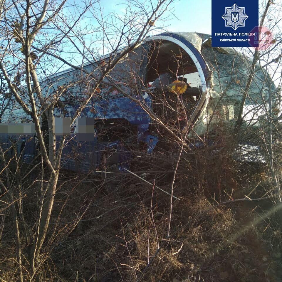 Автобус із десятками пасажирів зіткнувся з вантажівкою: у Києві сталася ДТП (фото)