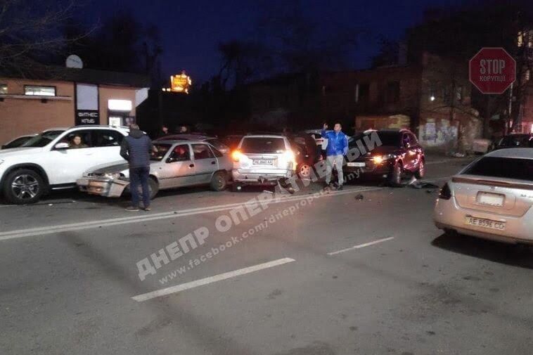 Тікаючи від погоні, джип протаранив 10 авто: в Дніпрі сталася масова ДТП зі стріляниною (фото, відео)