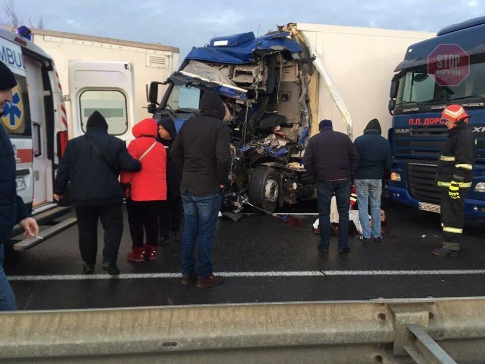 На Черкащині зіткнулися 11 автівок, є поранені (фото)