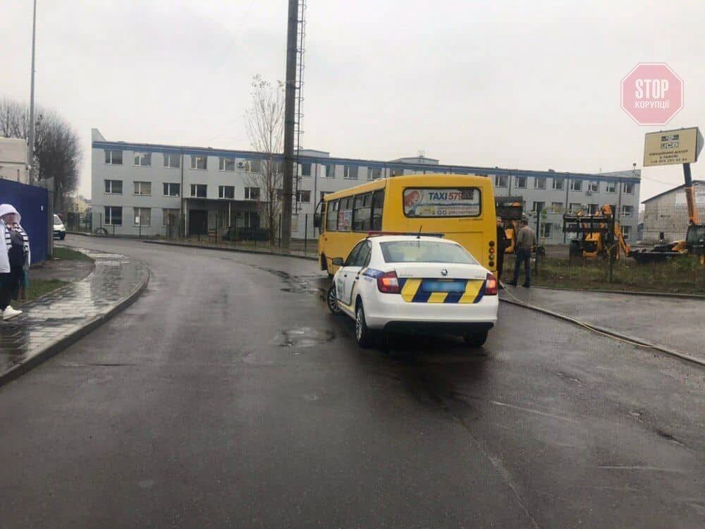 Поліцейська автівка протаранила маршрутку: у Львові сталася ДТП (фото)