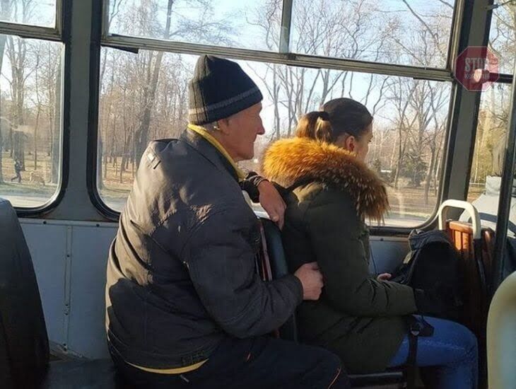 У Дніпрі пенсіонер в тролейбусі заліз дівчині в кишеню