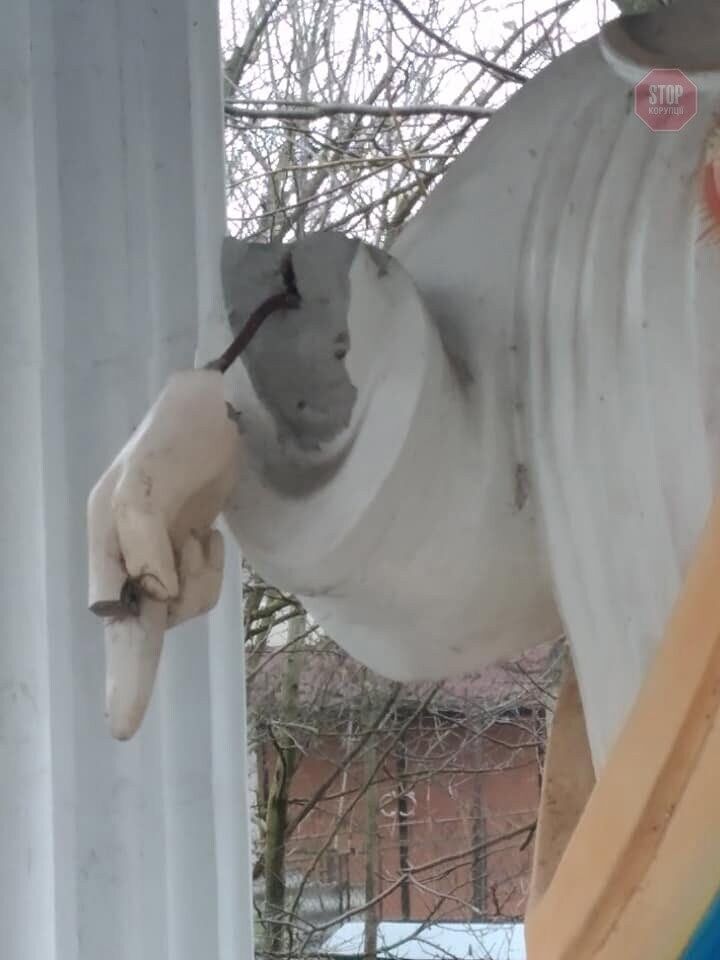 На Івано-Франківщині невідомі пошкодили статую Ісуса Христа (фото)