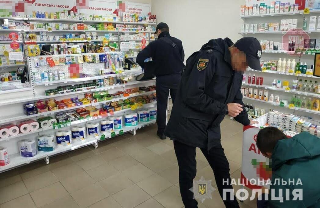 На Запоріжжі поліцейські виявили чергову аптеку, в якій вільно відпускали рецептурні препарати (відео)
