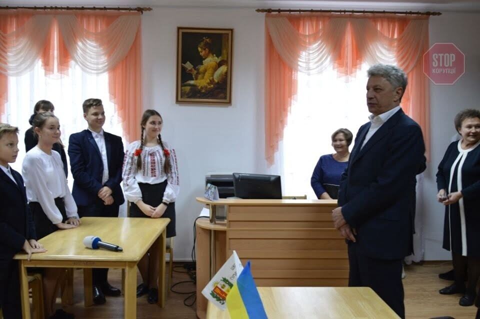 Як у Херсоні школяри на морозі в одних сорочках зустрічали Бойко